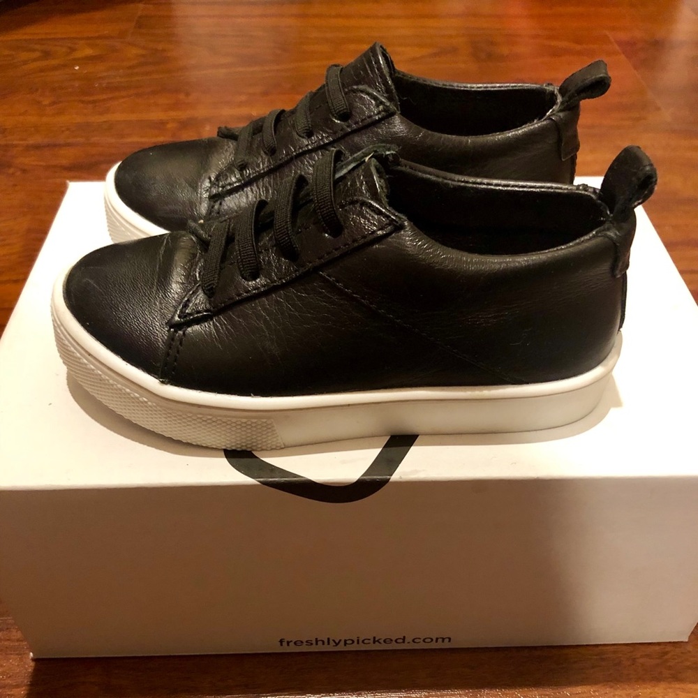 Size 8 freshly picked ebony sneaker